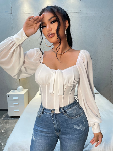 Chemise blanche à manches longues et décolleté en cœur