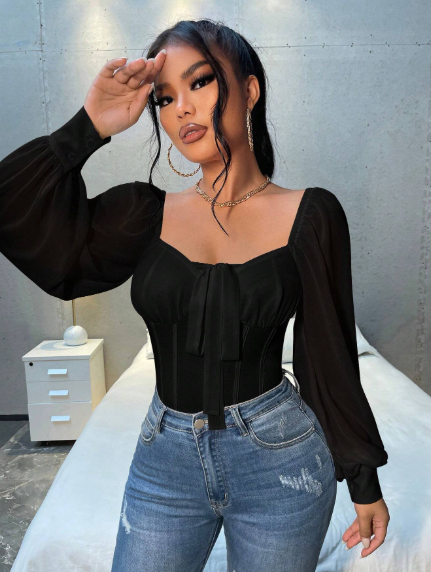 Chemise blanche à manches longues et décolleté en cœur